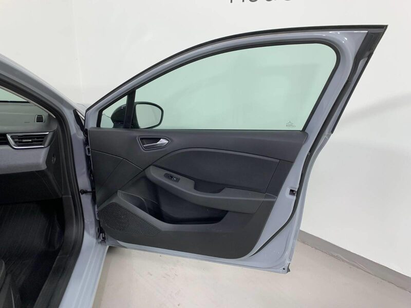 renault-clio-1-90-466389-3456447.jpeg