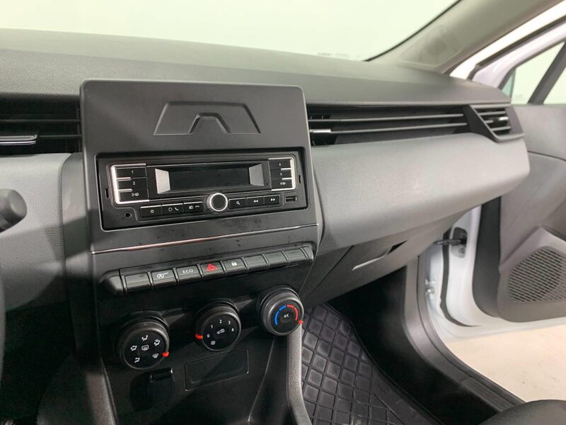 renault-clio-1-90-470388-3481000.jpeg