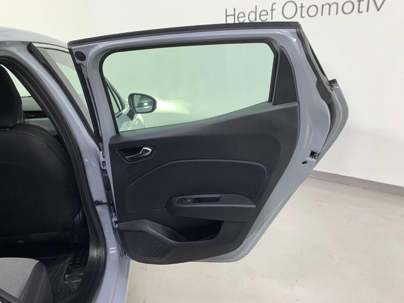 renault-clio-1-90-466388-3456413.jpeg